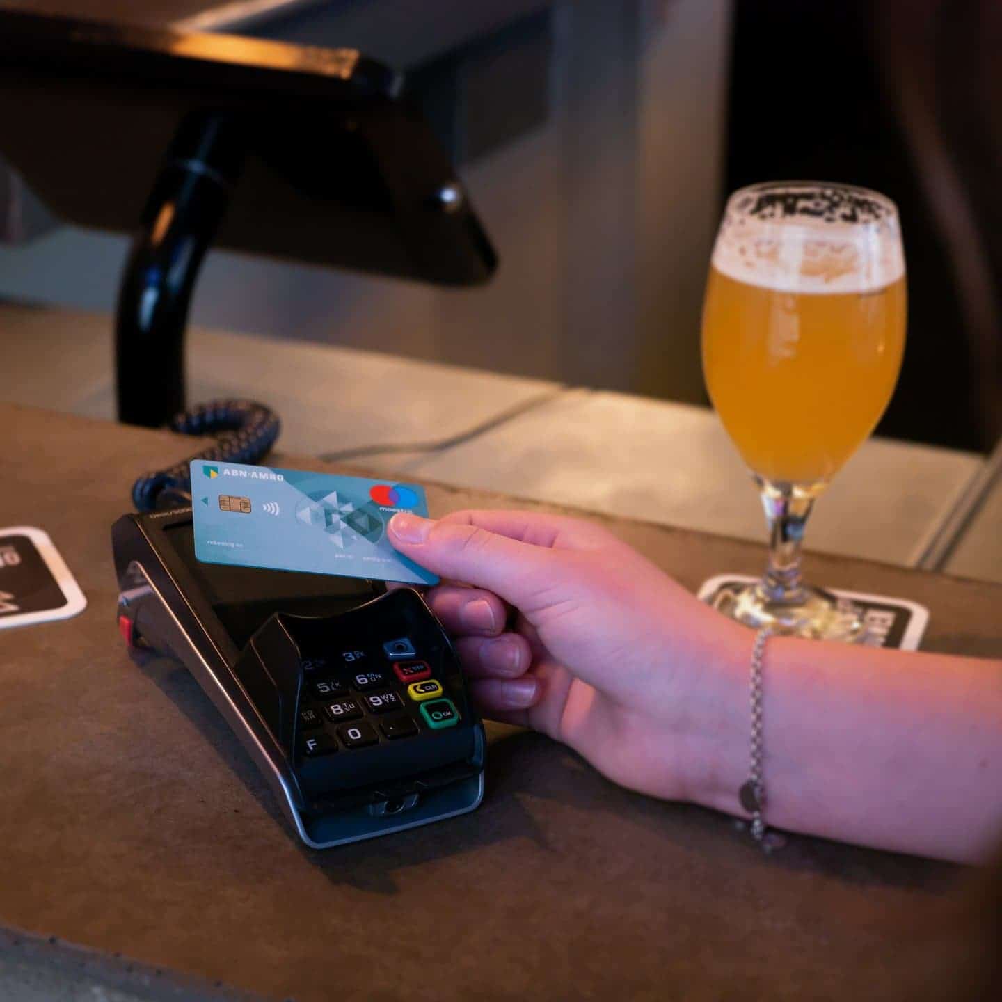Maestro en V Pay betaalpassen vervangen door Visa en MasterCard debit cards